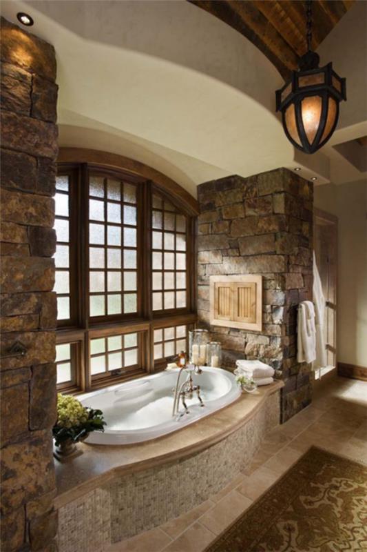 Kivi kylpyhuoneessa Kiviseinä ikkunan molemmin puolin Moderni kylpyamme Klassinen kylpyhuoneen muotoilu Oikea valaistus