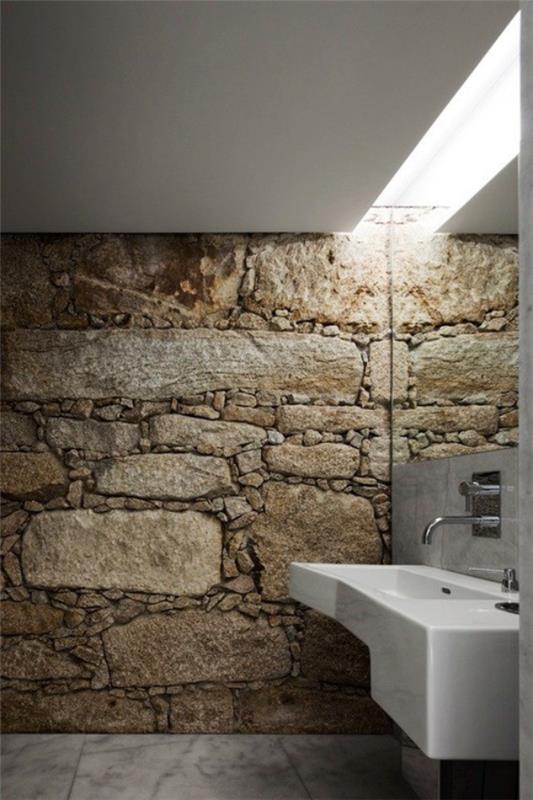 Kivi kylpyhuoneessa kiviseinä modernin kylpyhuoneen epätäydellisyys kivestä tulee esiin