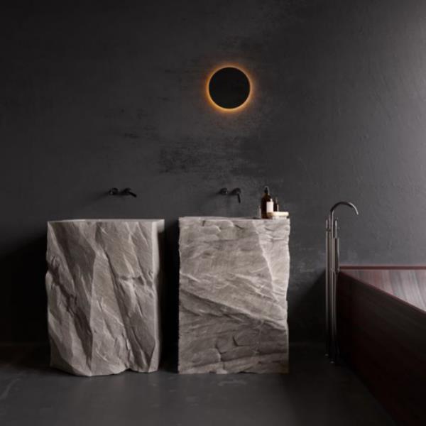Kivi kylpyhuoneessa kaksi kivistä pesuallasta seinävalaisin kaunis moderni kylpyhuone