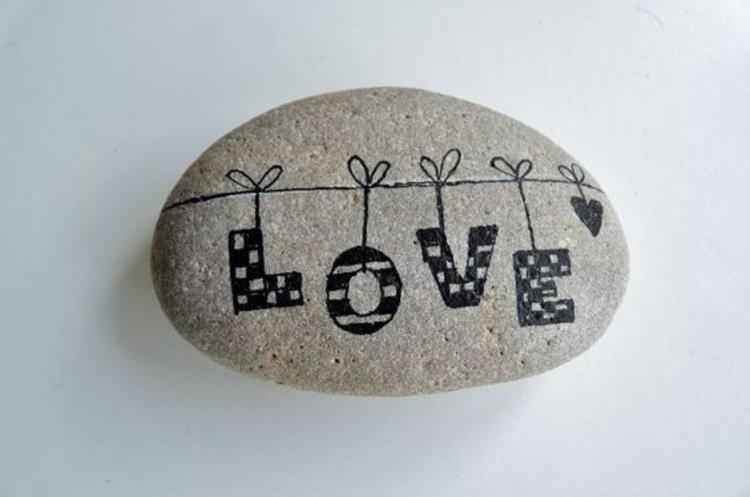 Kivien maalaus Tee julistus rakkaudesta maalattujen kivien kanssa