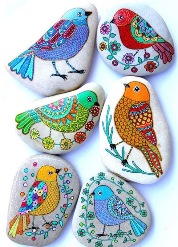 Kivet maalaavat värikkäitä lintuja maalattuja kiviä