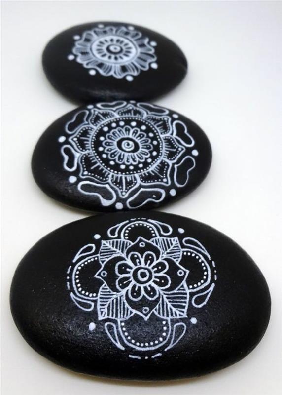 Maalaa kivet mustavalkoiseksi mandala -käsityöksi kivillä