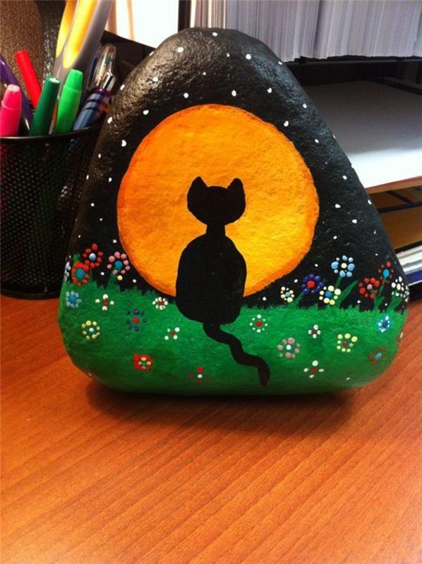 Musta kissa maalaa kiviä, käsitöitä kivillä