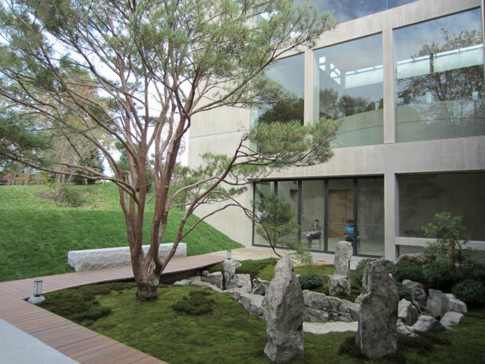 Kivihahmot puutarhan sammalta kivi japanilainen puutarha