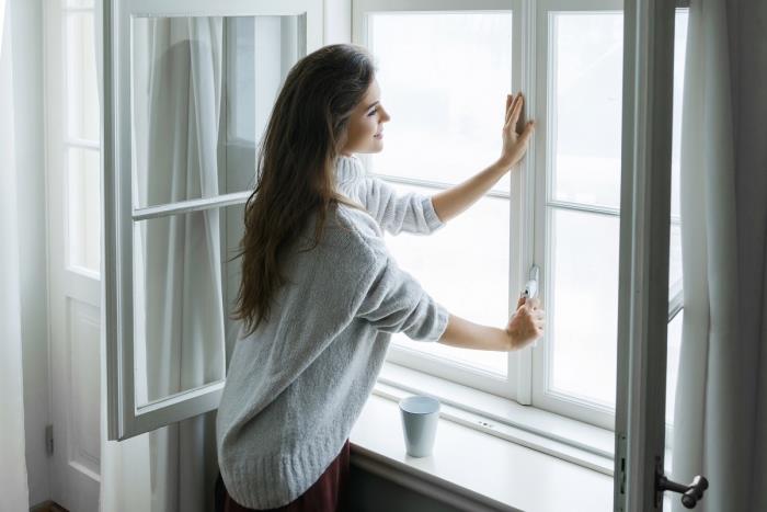 Horoskooppi ihastunut yksin itsenäinen yksinäinen nuori tyttö ikkunan kahvimuki