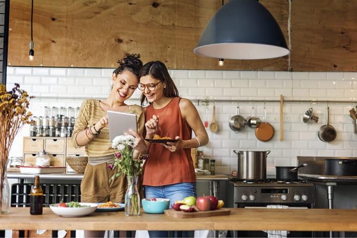 Horoskooppimerkit haluavat keskustella ruoanlaitosta yhdessä yksin itsenäiset yksinäiset kaksi tyttöystävää keittiössä