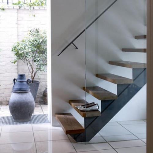 Tyylikäs portaikko sisustus minimalistinen käytävä maljakko