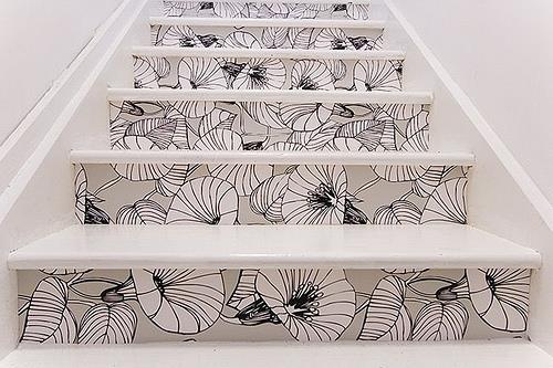 Tyylikäs portaiden koristelu valkoiset mustat kukat