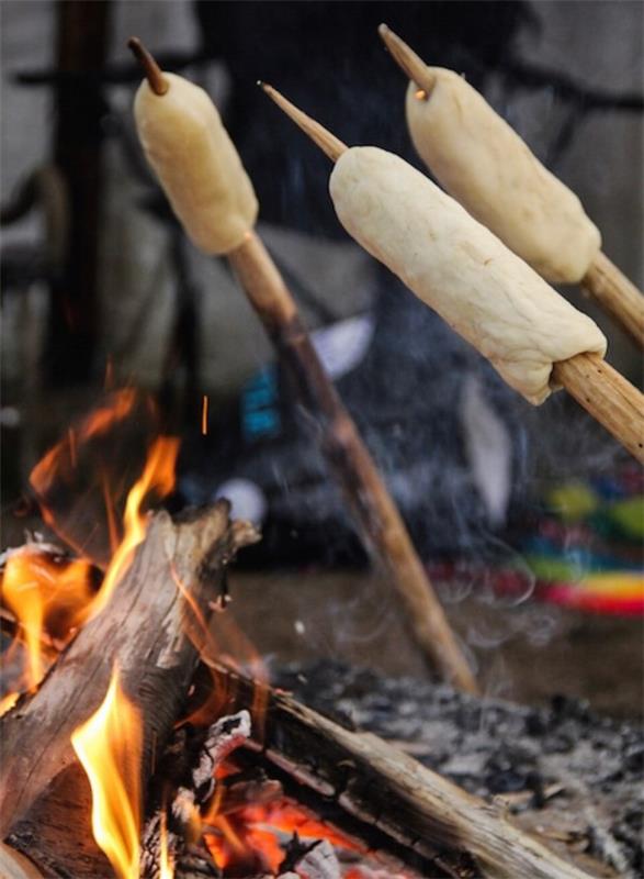 Stick leipä resepti ideoita täydellinen nuotio grillata leipää tulen yli