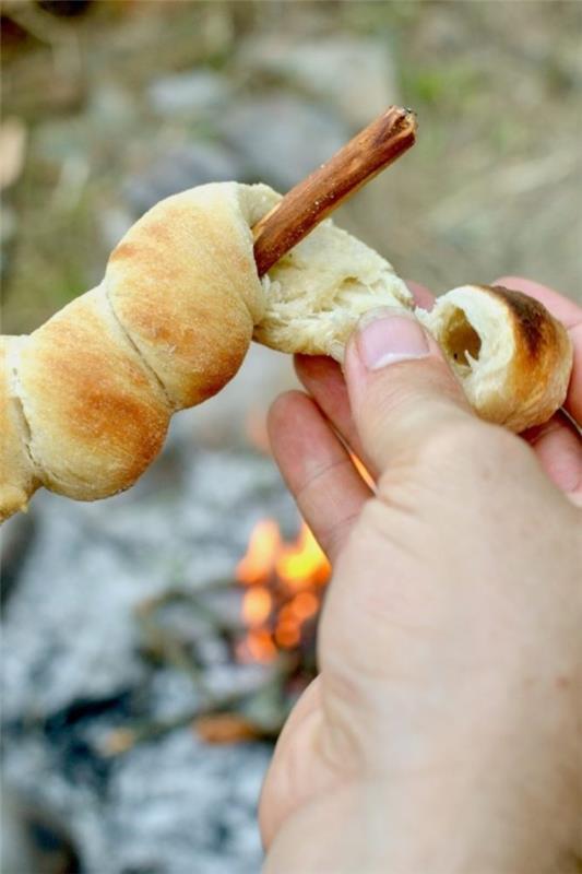 Tikkuleipäresepti -ideoita, jotka sopivat täydellisesti nuotion repiä leipä pois tikusta