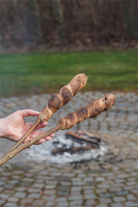 Stick leipä resepti ideoita täydellinen nuotio paahdettu leipä tulen yli