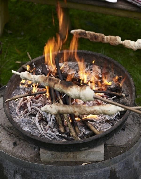 Tikkuleipäresepti -ideoita, jotka sopivat täydellisesti nuotion grillaukseen