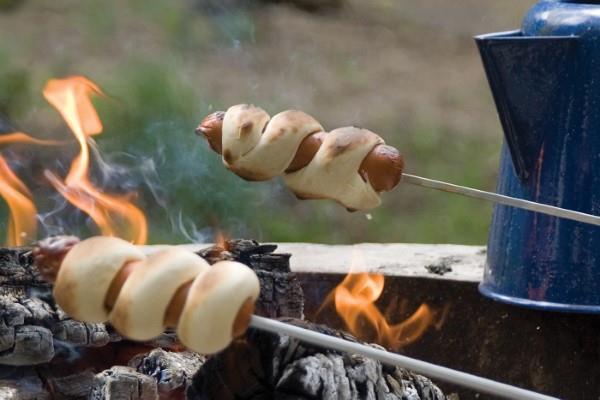 Stick leipä resepti ideoita täydellinen nuotion hotdot makkarat grillin kanssa leipää