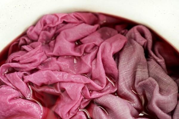 Kankaiden värjäys Tekstiilien värjäys luonnollisesti Värjäys vaatteet Värjäys vaaleanpunainen