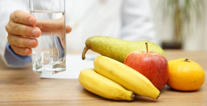 Metabolinen ruokavalio Easy-Body-System juo aamiaisella runsaasti vettä edistääksesi aineenvaihduntaa