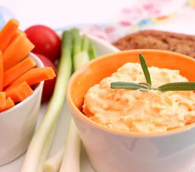 Metabolinen ruokavalio Easy-Body-System kulho juustososea porkkana purjoa sen vieressä