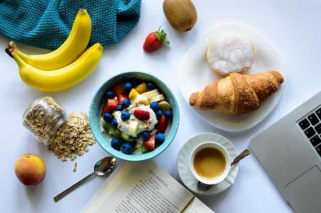 Metabolinen ruokavalio Helppo kehon järjestelmä Terveellinen aamiainen Kuppi kahvia tehostaa aineenvaihduntaa