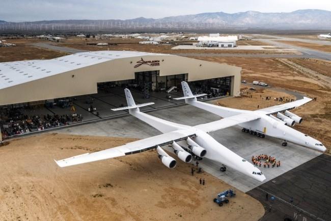 Stratolaunch, maailman suurin lentokone, läpäisi onnistuneesti koelennon jättikoneen salissa