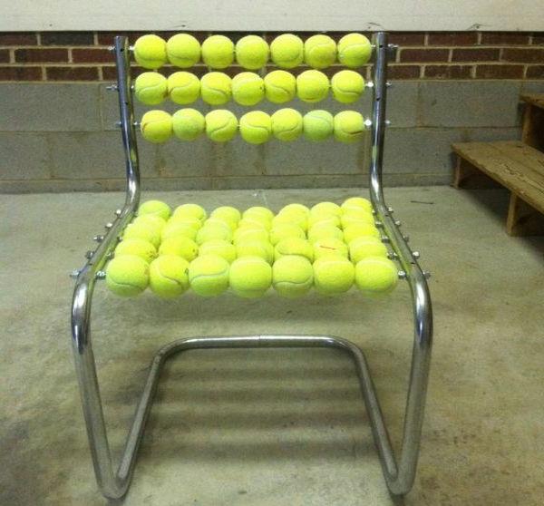 Tuolin muotoilu on valmistettu tennispalloista kierrätetystä kankaasta