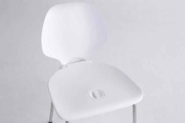 Tuoli ja suojakypärä ovat iskunkestäviä japanilaisilta suunnittelijoilta