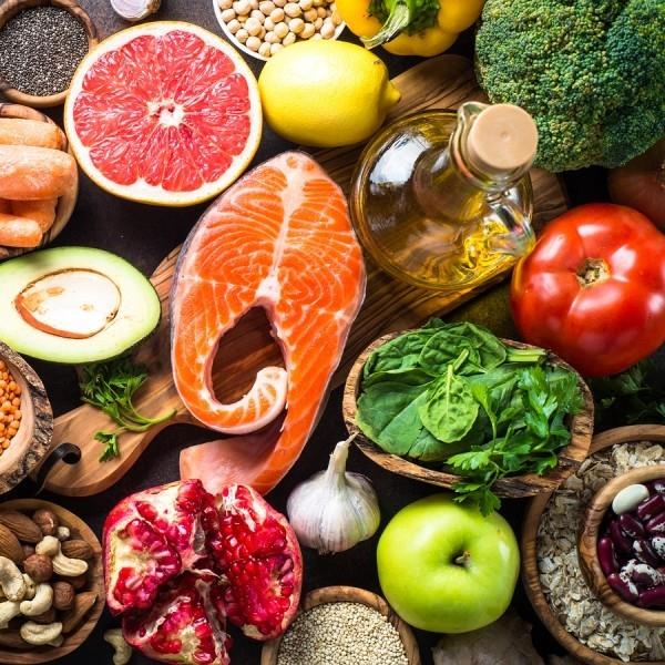 Superfood kala tuoreet vihannekset kypsiä hedelmiä yli 50 -vuotiaille