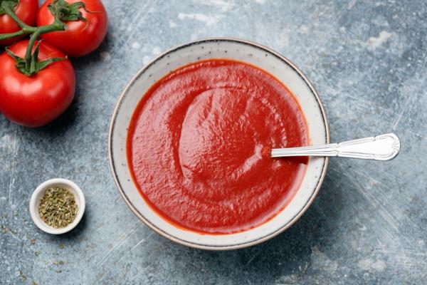 Tomaattikeitto tai tomaattipassata kulhossa