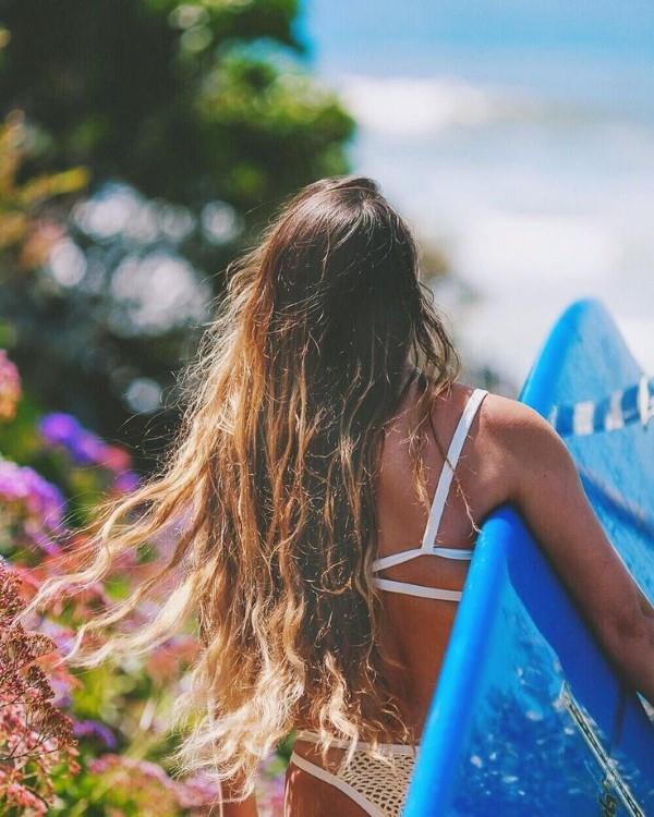 Surfer -kampaus - nykyinen kesä näyttää par excellence -surffaaja -naisten kampaukselta