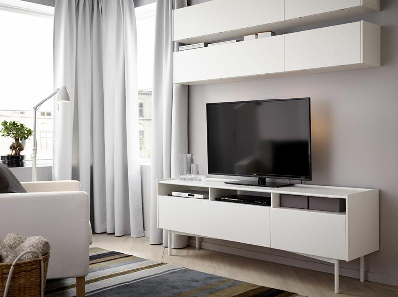 TV -seinäyksikkö valkoinen olohuone huonekalut nojatuoli matto juoksija