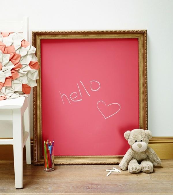 Liitutaulun väri lastenhuoneen seinäkoristeideoita liitutaulu vaaleanpunainen puukehys
