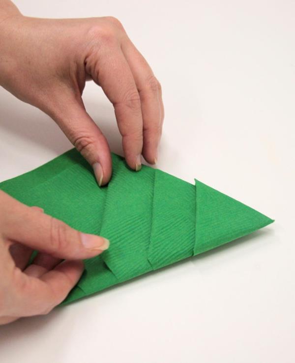 Joulukuusi lautasliinat taitettava paperilautasliina ohjeet vaihe 7