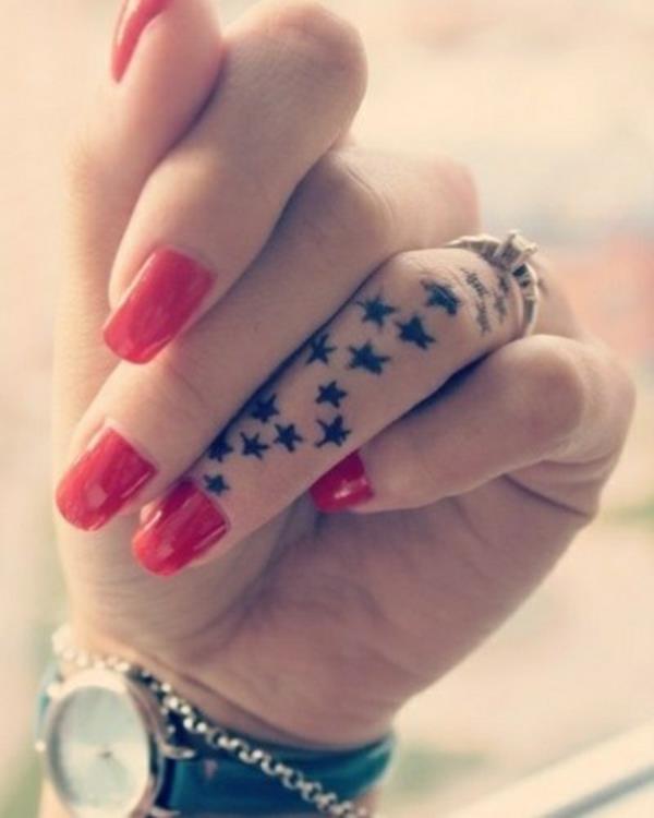 Tatuointi kynsilakka punainen tähti kuvia malli merkitys sormi