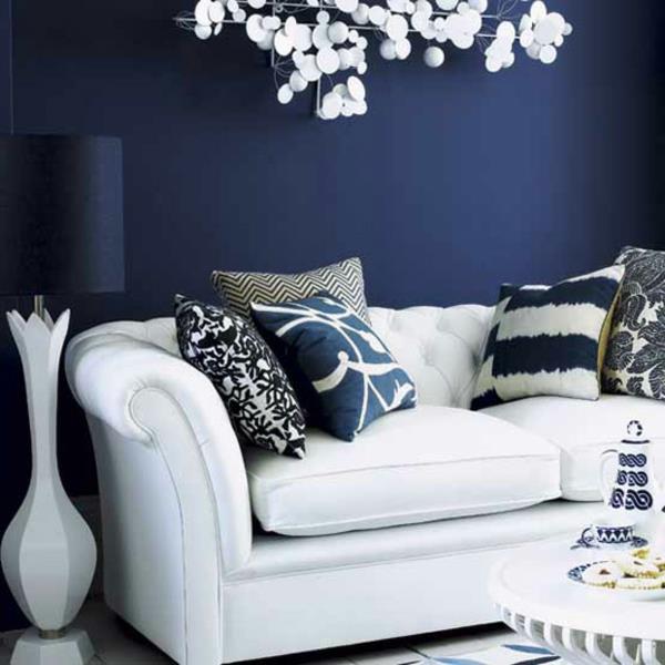 sininen seinäväri sohva valkoinen kuvio