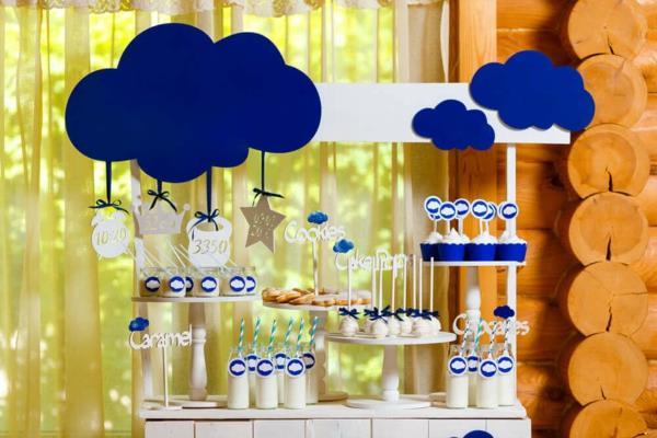 Kastepöydän koristelu kastepoika siniset pilvet