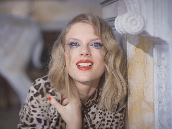Taylor Swift esiintyy Elle UK: n kannessa henkilökohtaisella esseellä popmusiikin tyhjän tilan kappalekappaleesta femme fatale