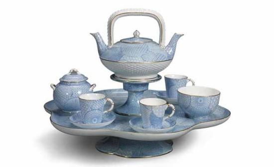 Englantilaistyylinen tee-ajan teepalvelu sinisenä