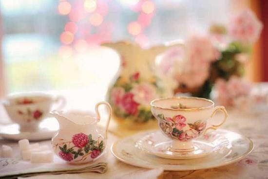 Englantilaistyylinen tee-aika hieno teepalvelu kaunis kukkakuvio