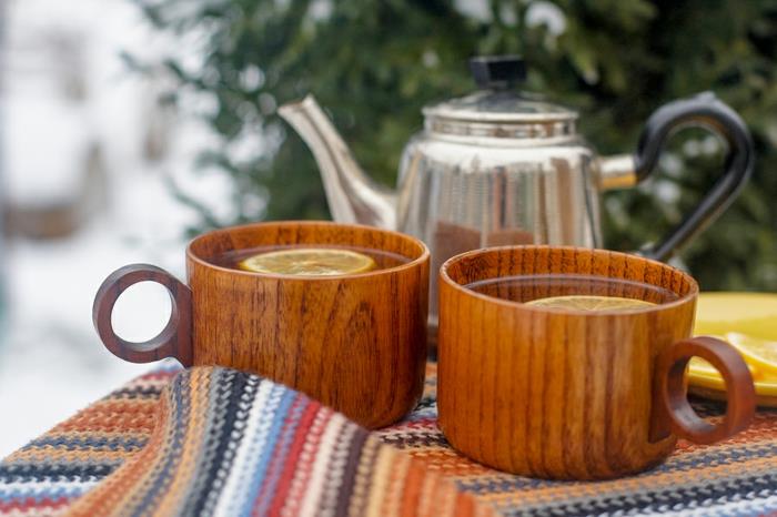 Kaksi kupillista teetä pöydällä talvipuutarhassa