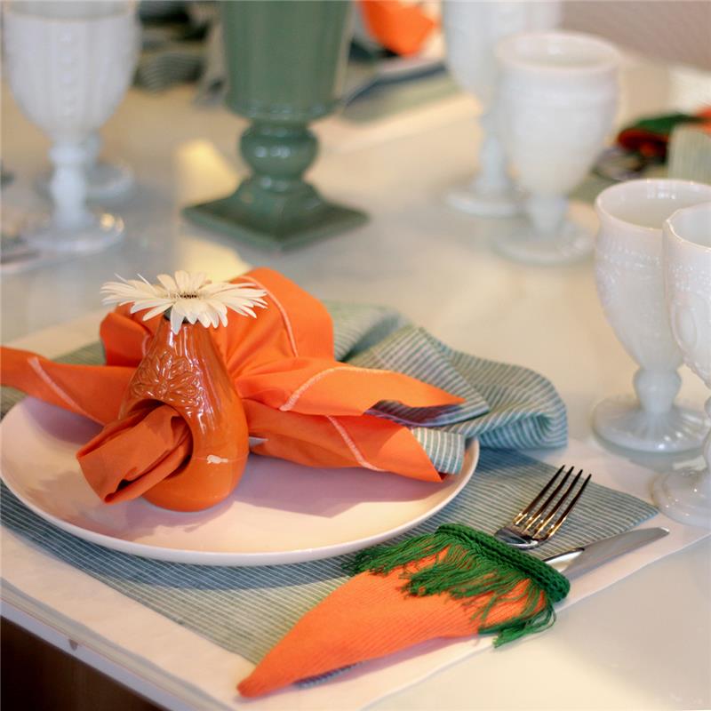 Lautanen oranssilla koristeellisella lautasliitoksella