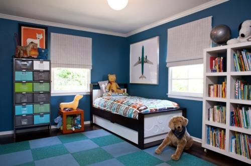 Tyylillä varustetut mattolaatat järjestävät lastenhuoneen siniset hyllyt