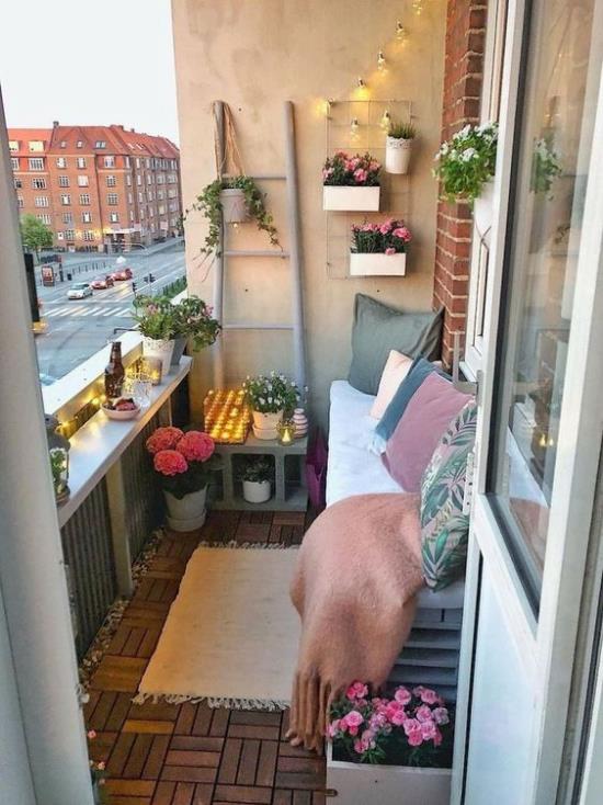 Tee patiosi sopivaksi kevääseen. Ideat pienille parvekkeille ovat myös jousimaisia