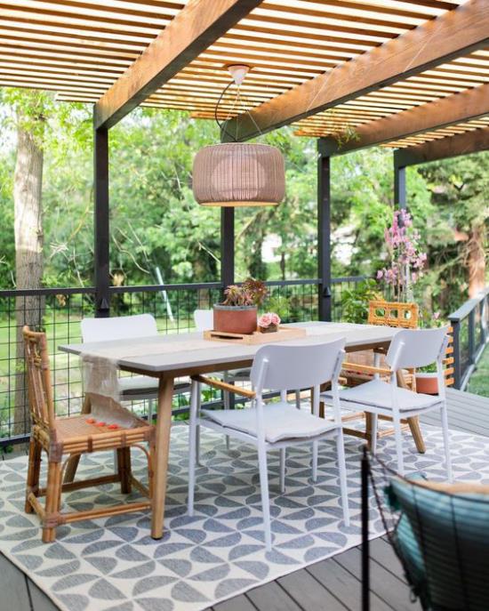 Tee terassista sopiva kevääseen, tyylien yhdistelmä mahdollistaa erilaiset tuolit, riippuvalaisimet, katon