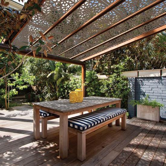 Patio on valmis kevääseen ja katettu terassi, ruokailutila, ruokapöytä, penkit tekevät siitä kutsuvan ja kodikkaan
