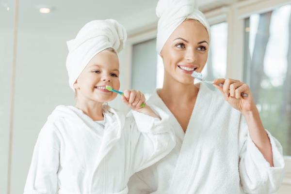 Vihjeitä terveille ikenille ja kaunis hymy opettaa lapsia harjaamaan hampaitaan