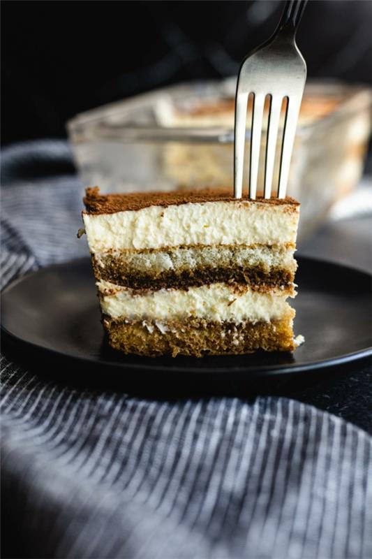 Tiramisu ilman munaa ja ilman alkoholia kotitekoisilla lady -sormilla