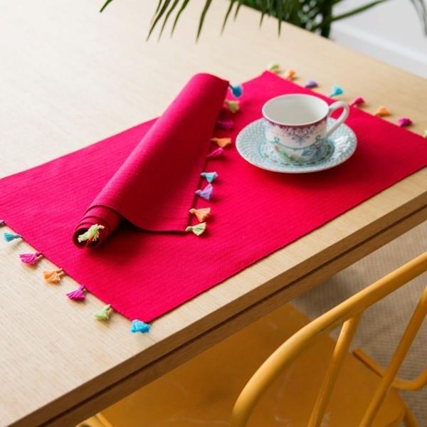 Pöydän koristeluideoita, pöytäjärjestely, paikkajärjestelyalusta punaiseen väritykseen tupsujen kanssa