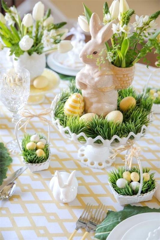 Pöydän koristelu Pääsiäisen pääsiäismunat pehmeät värit ruoho