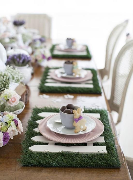 Pöydän koristelu Pääsiäisen tyyli ja maku osoittavat kauniisti koristeltuja kukkia vihreitä pupuja suklaamunia