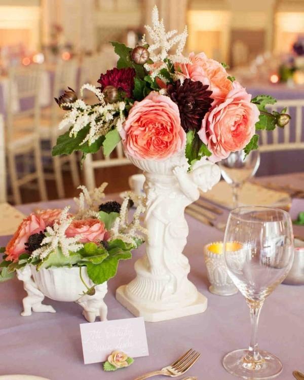 Pöydän koristelu ruusuilla