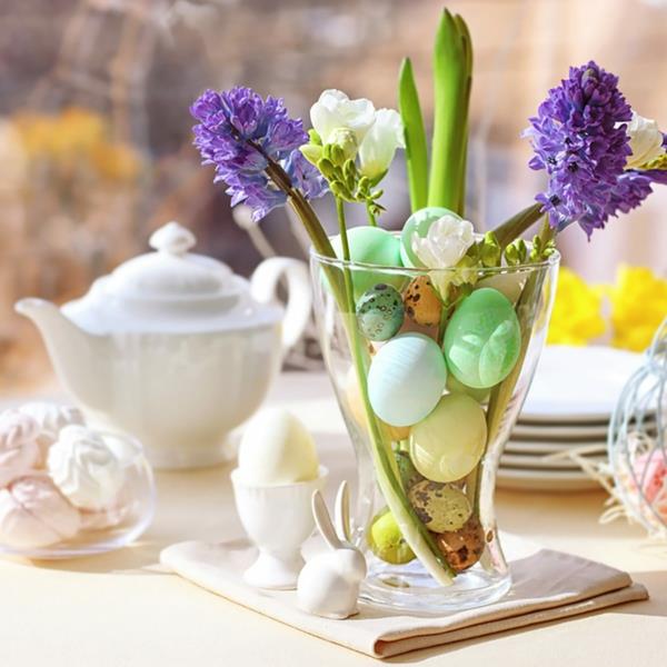 Pöytäkoristeet pääsiäisen pääsiäispöydän kevätkukille