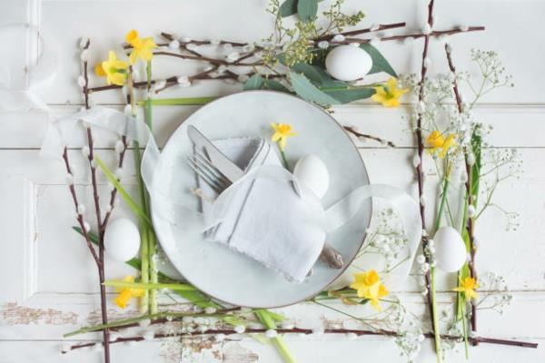 Pöydän koristelu pääsiäisen pääsiäispöydän kevätkoristeelle ´Vinkkejä pääsiäiseen